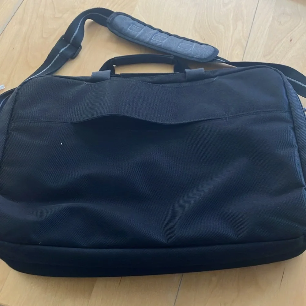 Solo black briefcase messenger/laptop bag in‎ great condition
